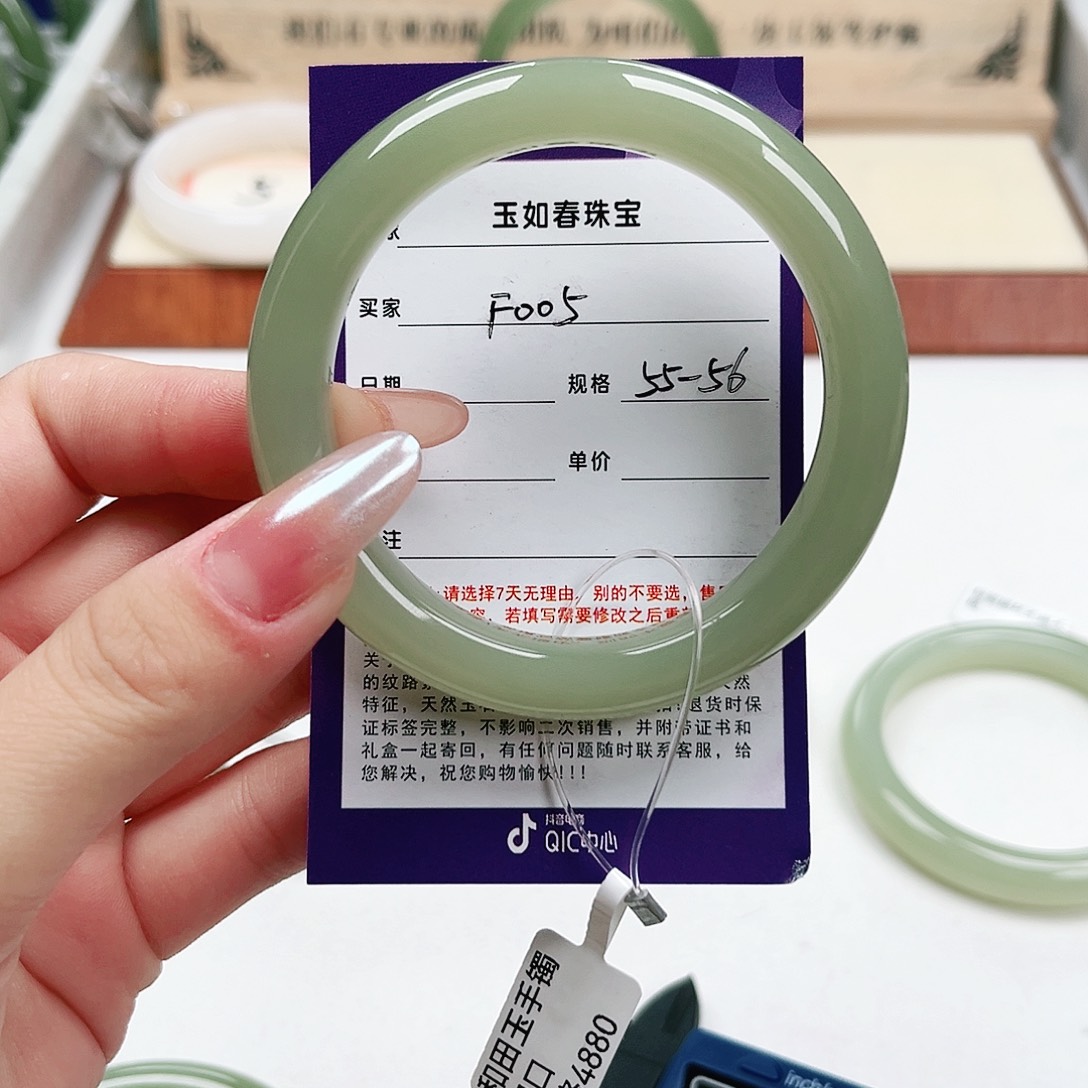 和田玉手镯未镶嵌微****?