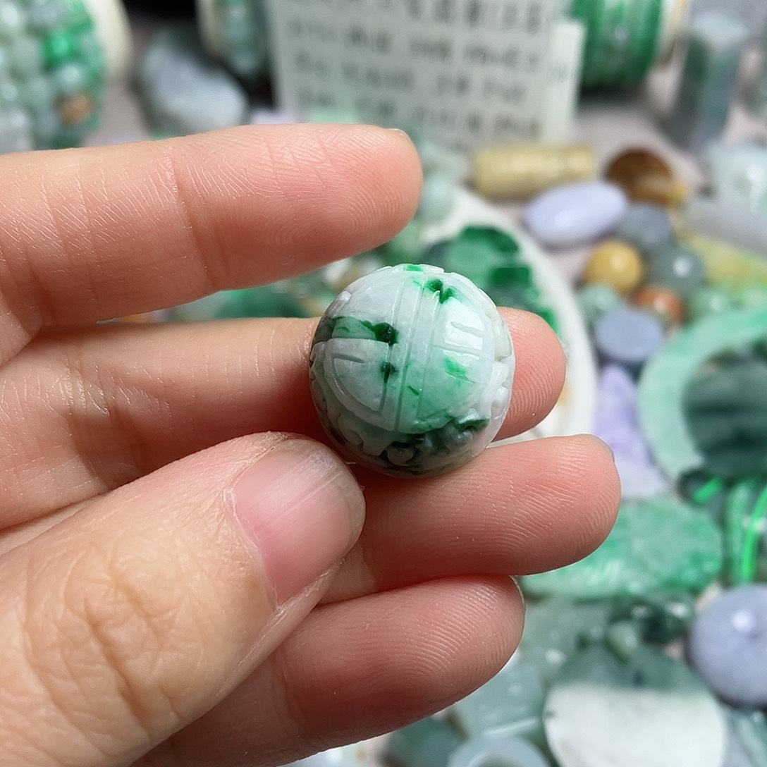 翡翠颈饰未镶嵌蛋面