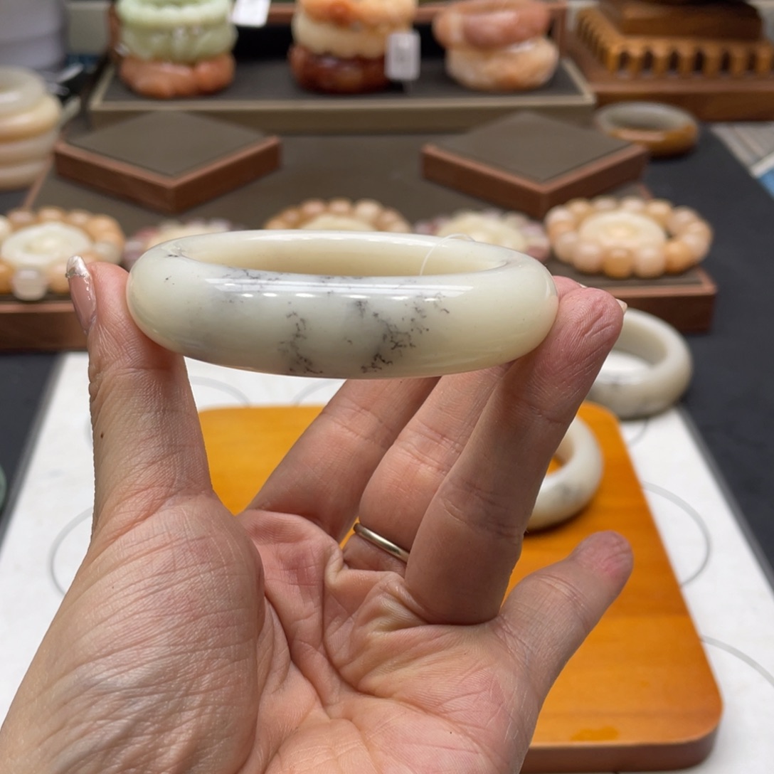 若***梦石英岩玉未镶嵌手镯