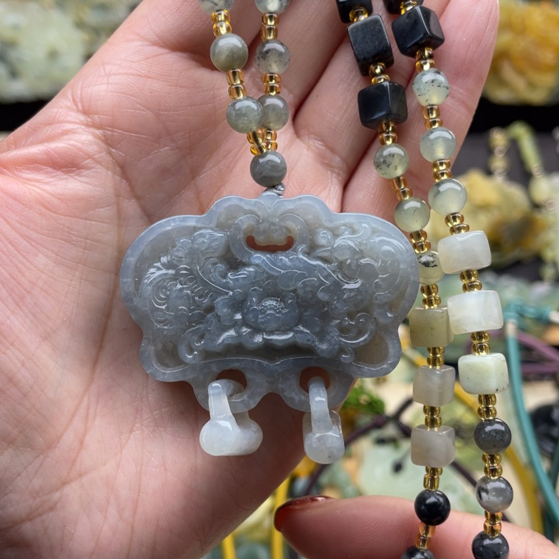 蛇纹石玉颈饰未镶嵌