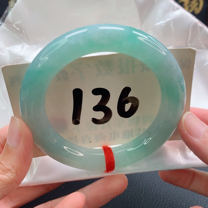 未镶嵌手镯（圆镯）翡翠圆条果绿