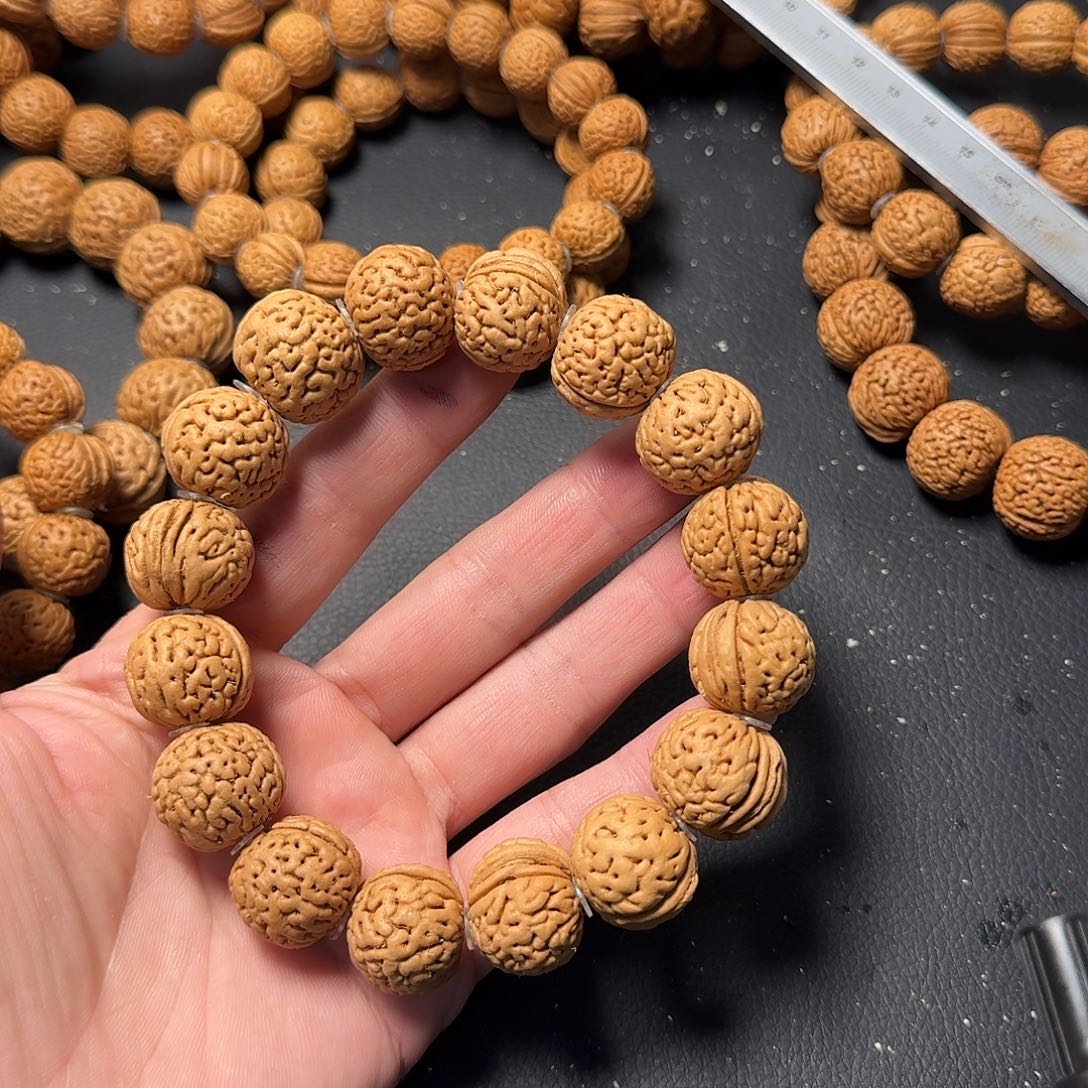 阿***罗吊坠桃核野生手串