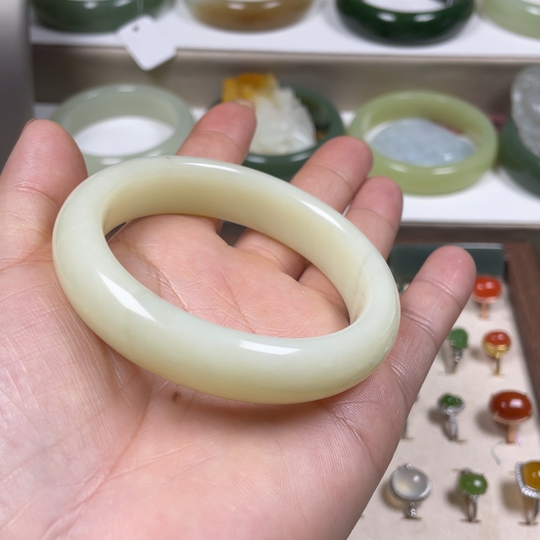 蛇纹石玉手镯未镶嵌微暇