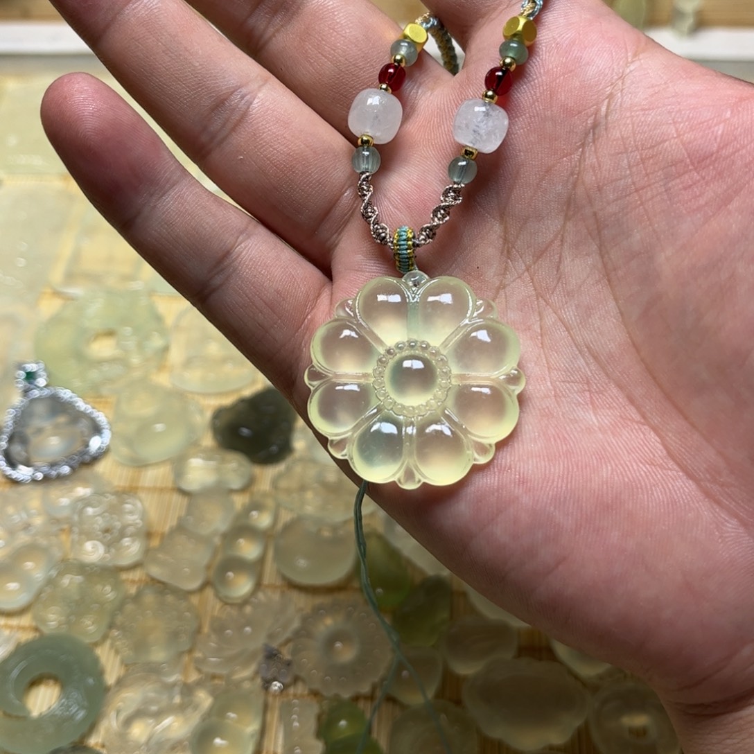 岫玉未镶嵌颈饰吊坠