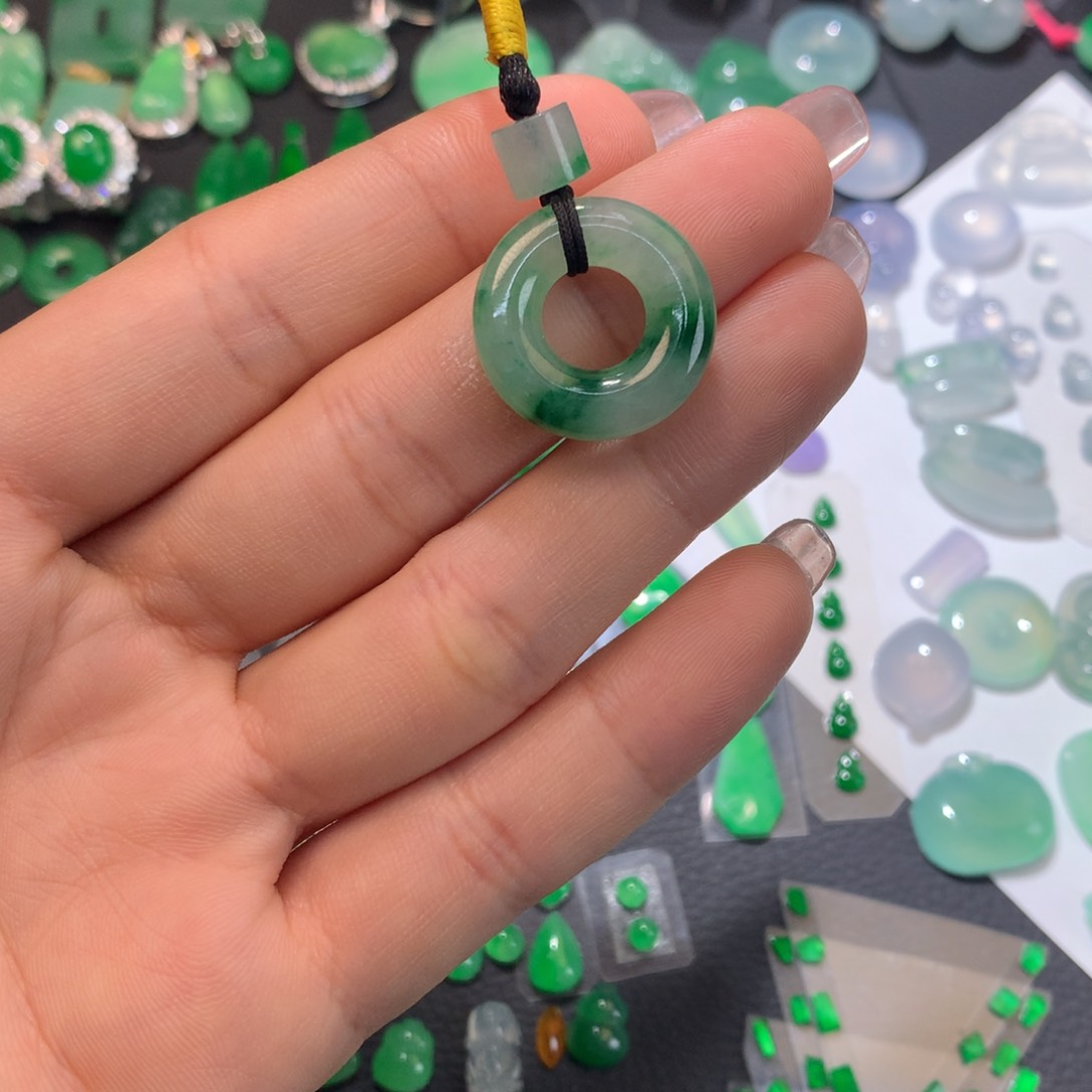 翡翠颈饰未镶嵌裸石甜甜圈