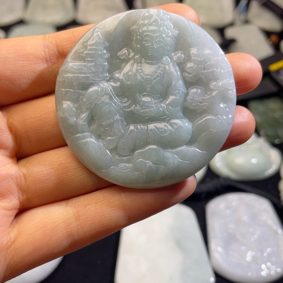 翡翠未镶嵌颈饰观音，微瑕