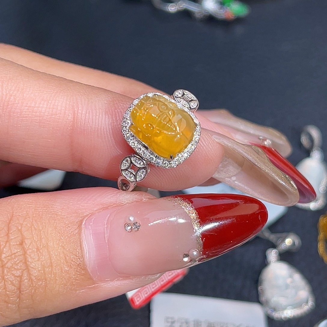 18K金镶嵌戒指翡翠貔貅