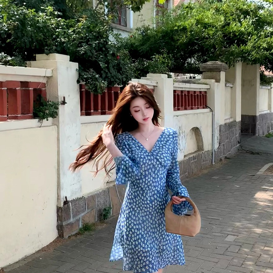 佐佐家小个子 法式气质喇叭袖V领碎花连衣裙春秋季女收腰显瘦裙子