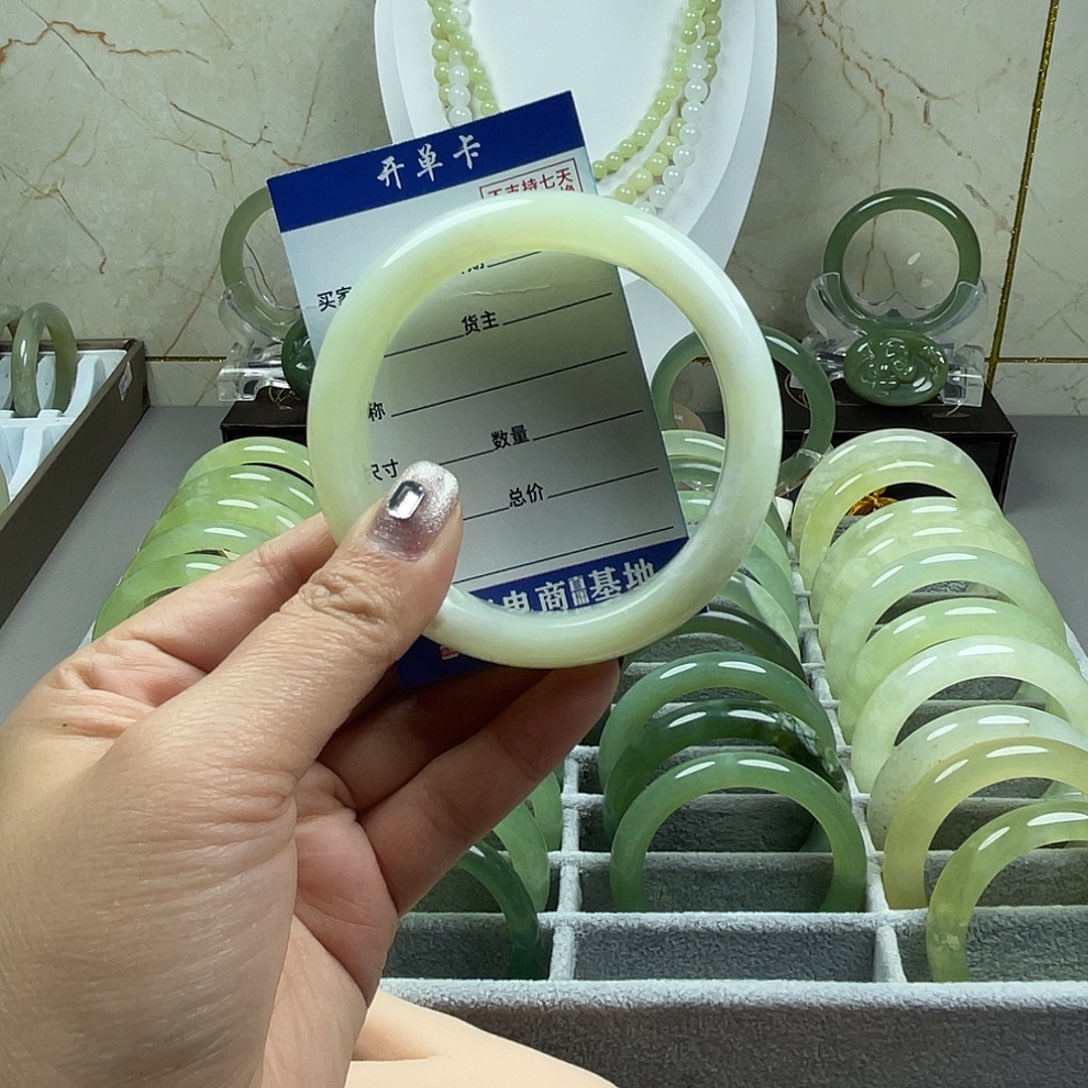 ****样蛇纹石玉未镶嵌手镯