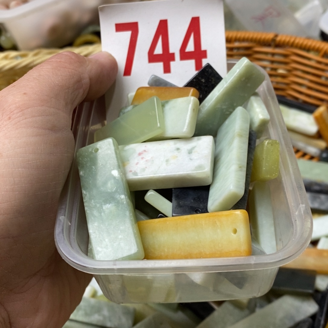 蛇纹石玉挂坠未镶嵌
