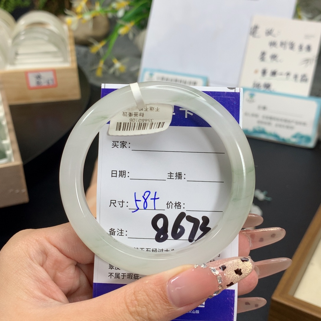 冒****石英质玉未镶嵌手镯