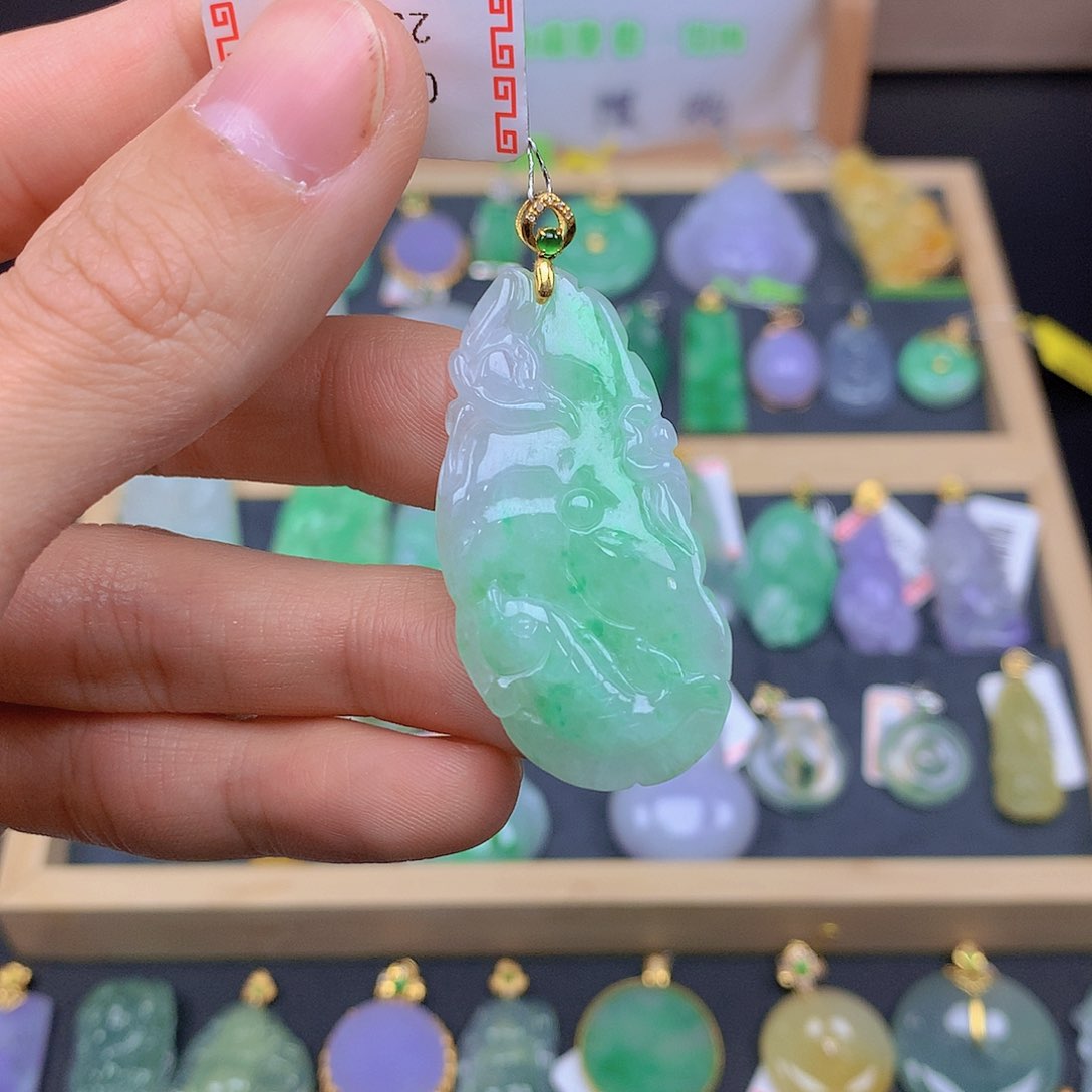 翡翠颈饰18K金镶嵌翡翠