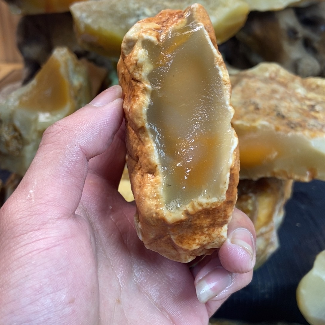 石英质玉（黄龙玉）未镶嵌珠宝奇石