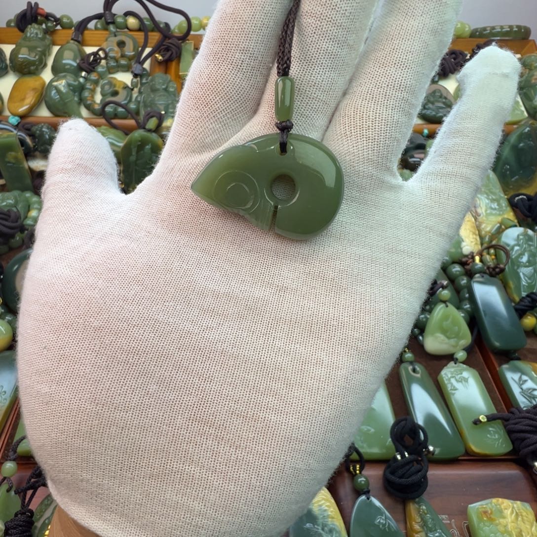 岫岩老玉（透闪石质玉）未镶嵌颈饰