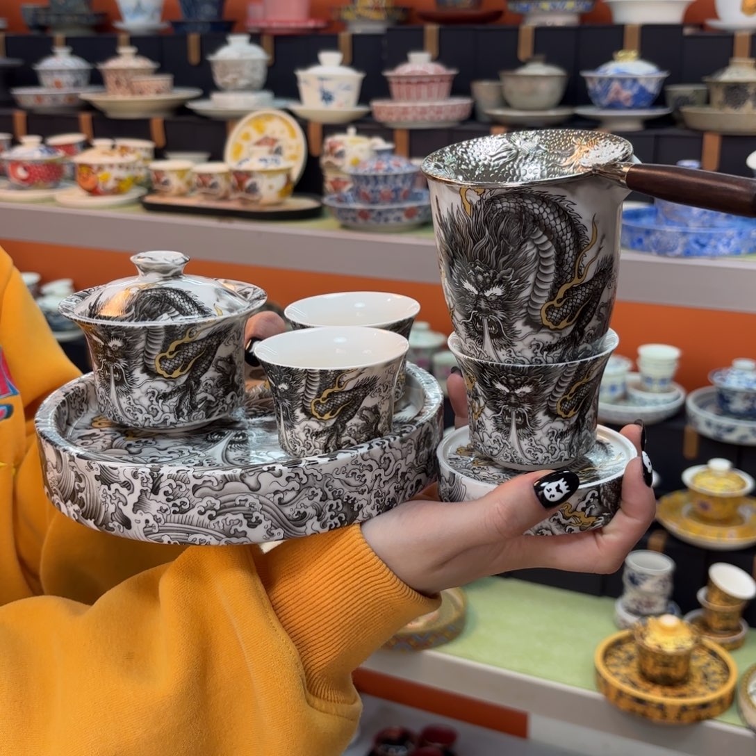 我们就像两颗小卫星