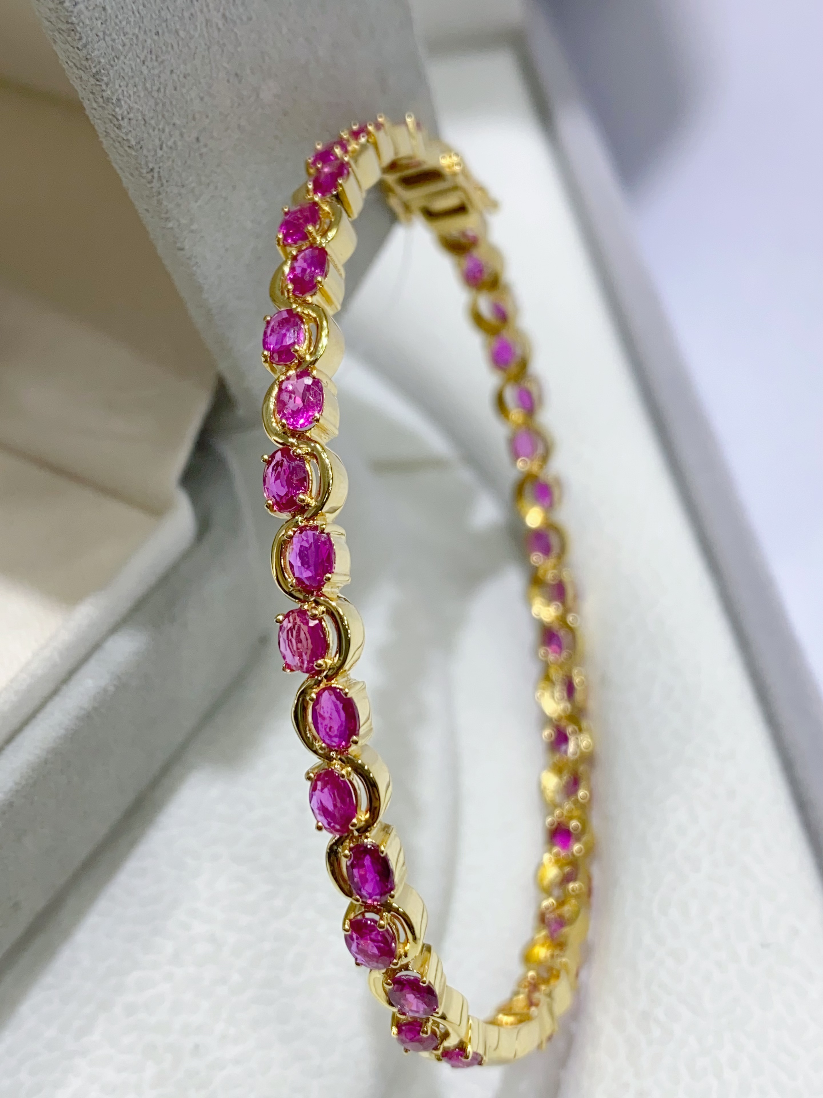 18K金镶嵌天然无烧红宝石手镯满圈款