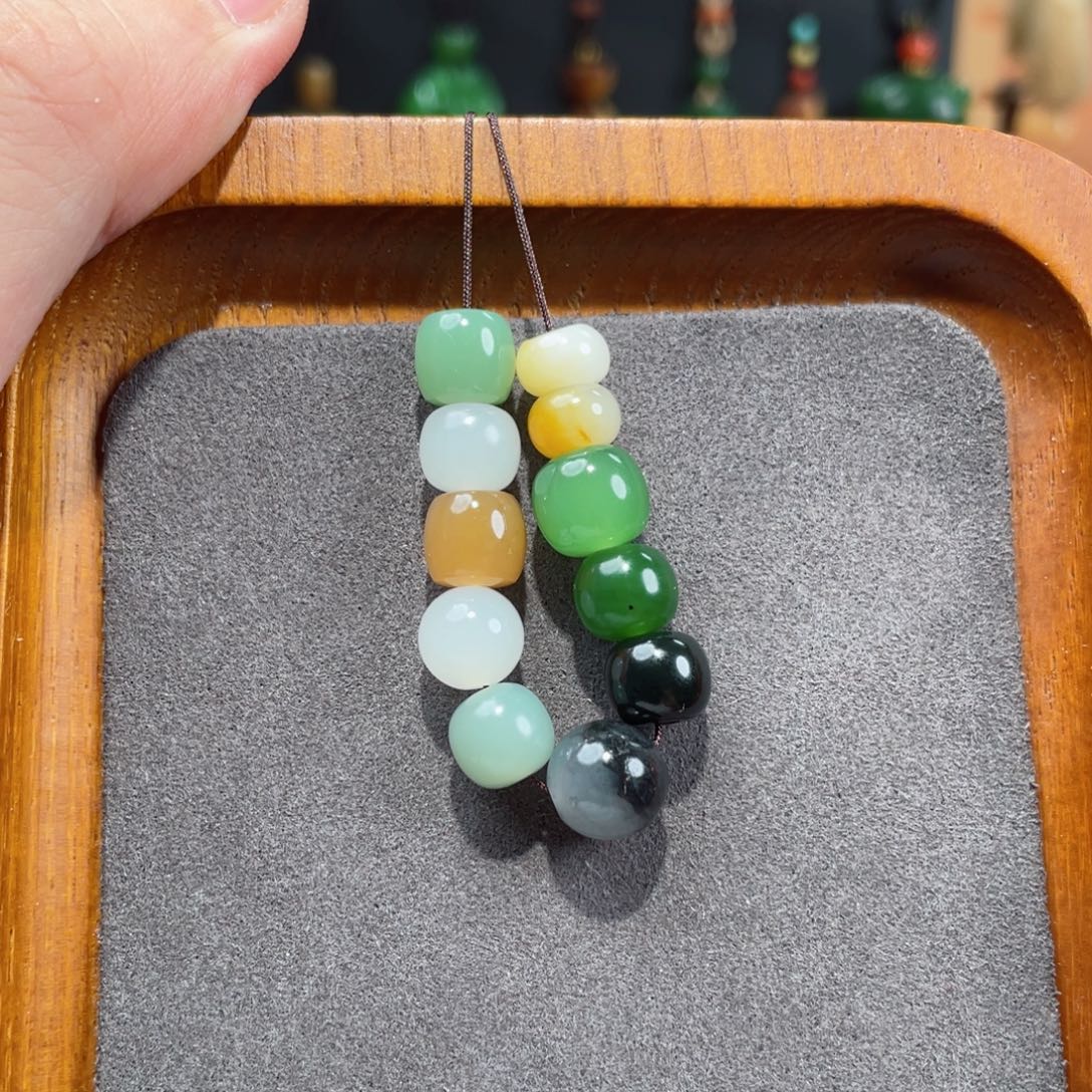 小***）颈饰未镶嵌和田玉