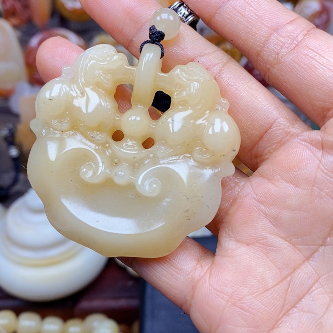 石英质玉（黄龙玉）颈饰未镶嵌