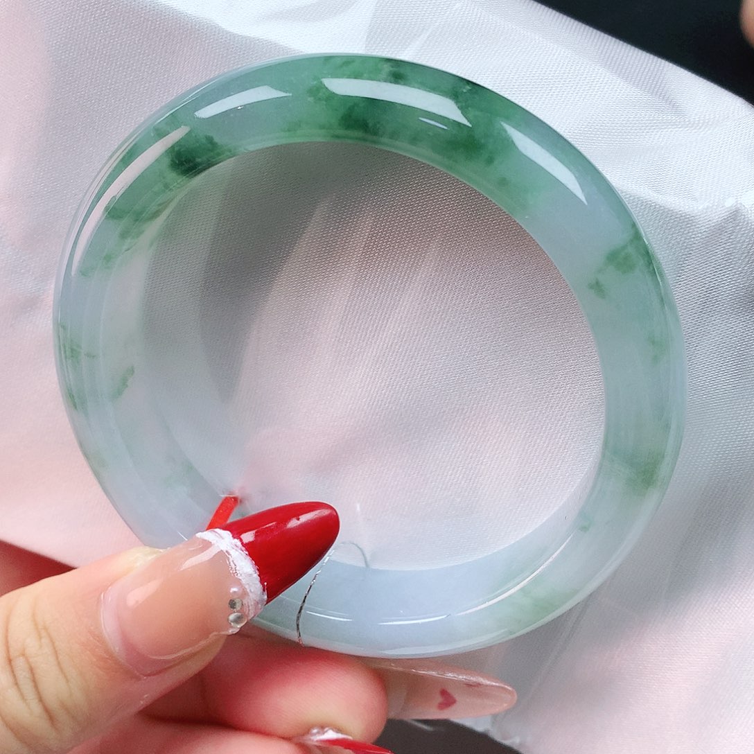 翡翠手镯未镶嵌55圈 