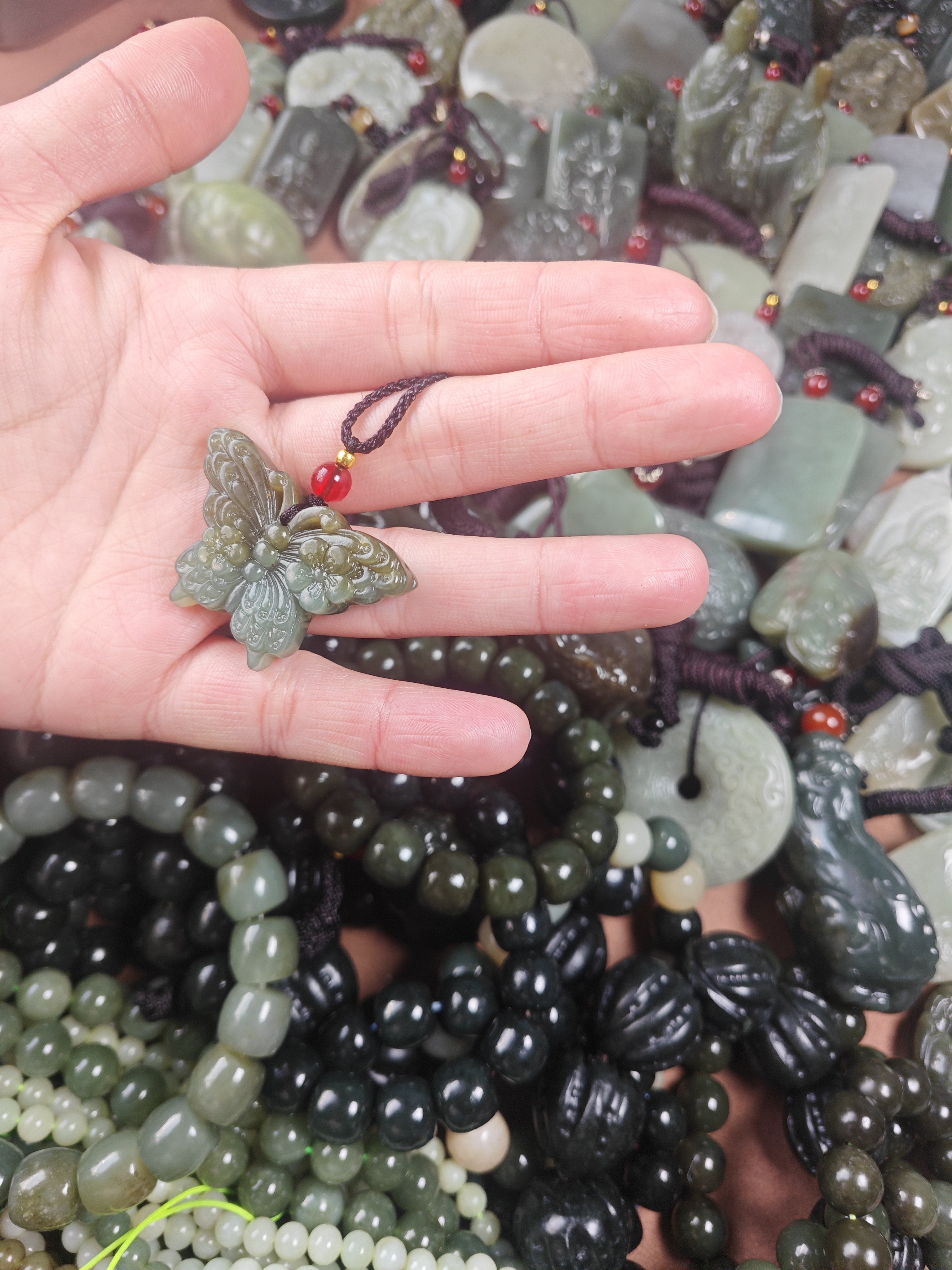 和田玉且末糖蝴蝶吊坠