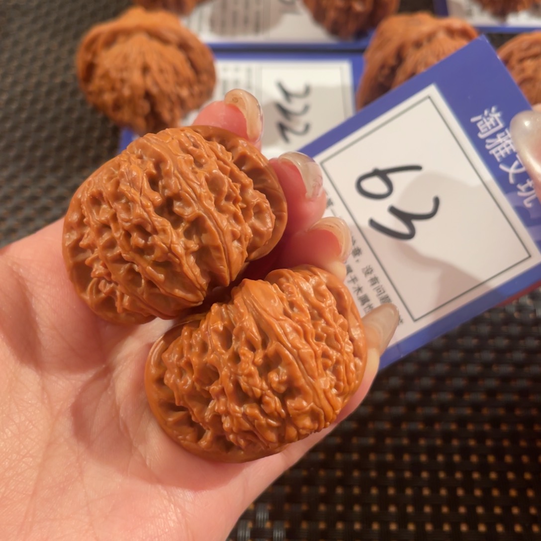 文玩核桃把件63号41尺白狮子