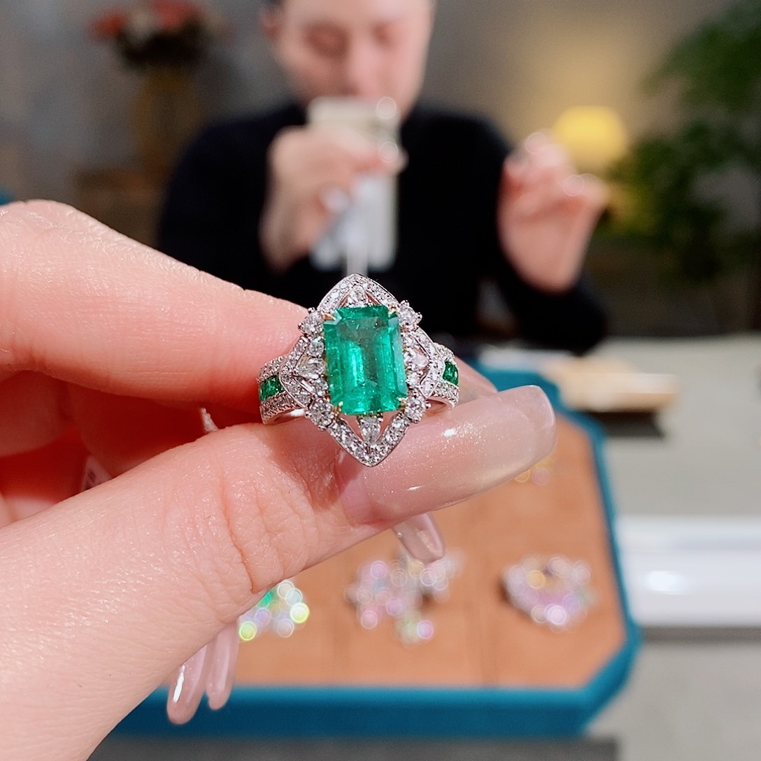 祖母绿戒指18K金镶嵌2.2ct