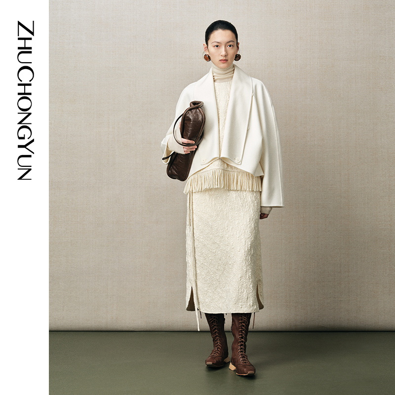 【大秀首发】ZHUCHONGYUN2025冬新款短款翻折领插肩袖外套C1FZ42268