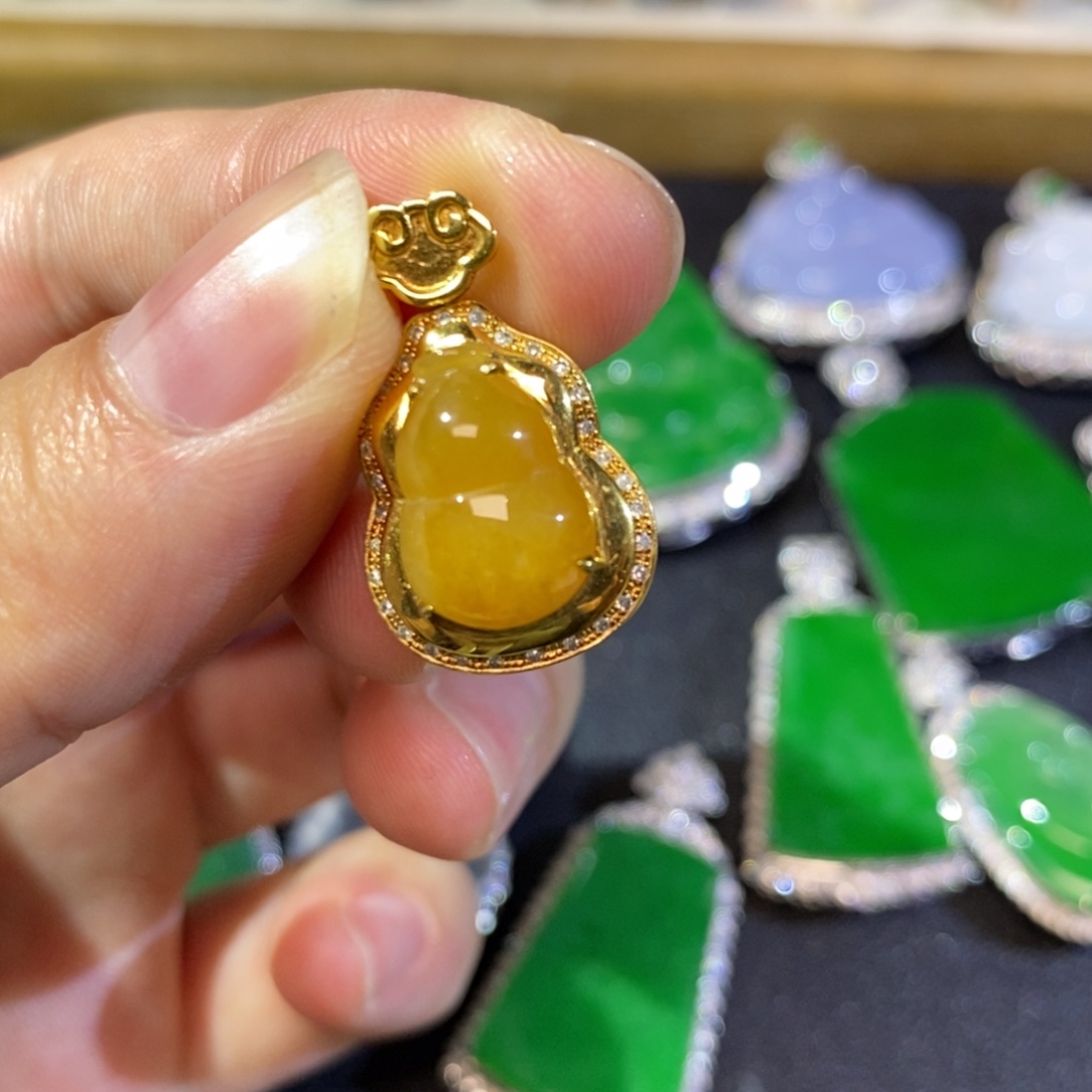 翡翠18K金镶嵌颈饰
