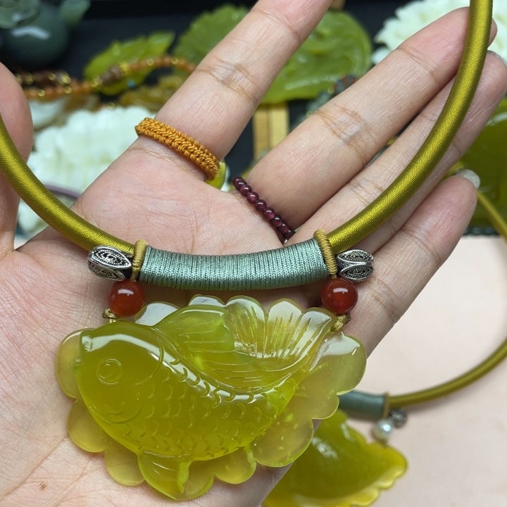 淡***阁蛇纹石玉未镶嵌颈饰