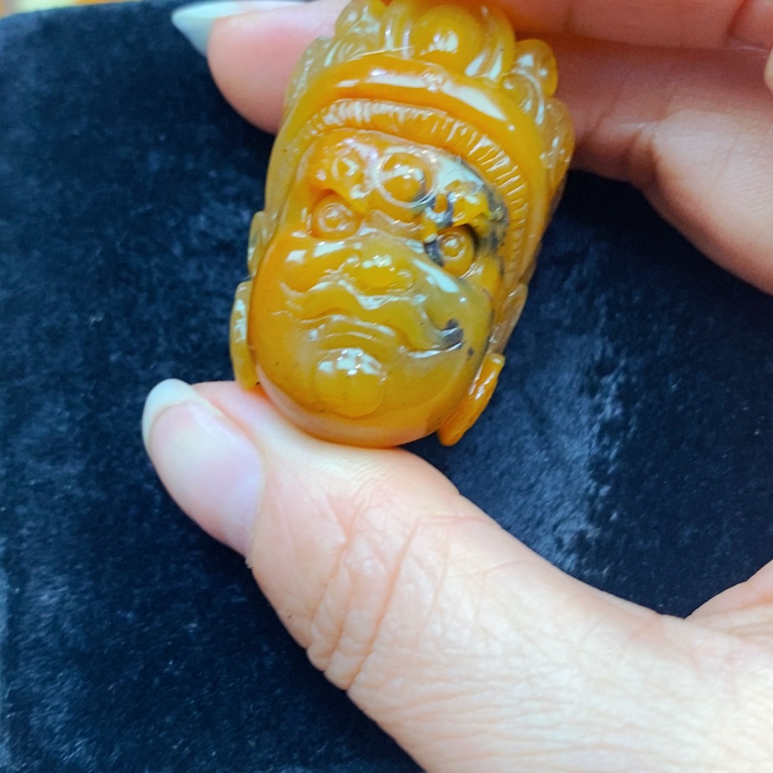 未镶嵌石英质玉（黄龙玉）颈饰