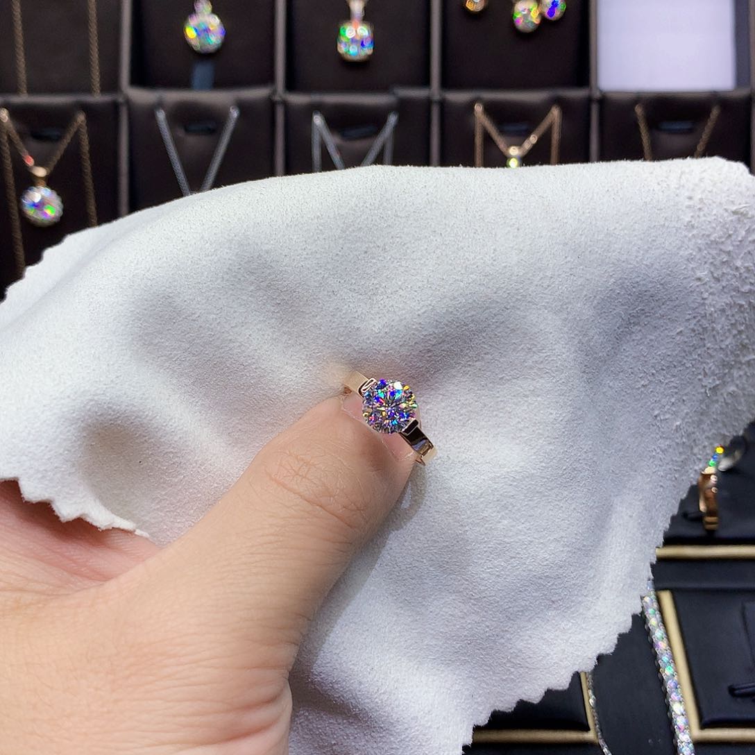 合成碳硅石（莫桑石）戒指/指环18K金镶嵌薇**