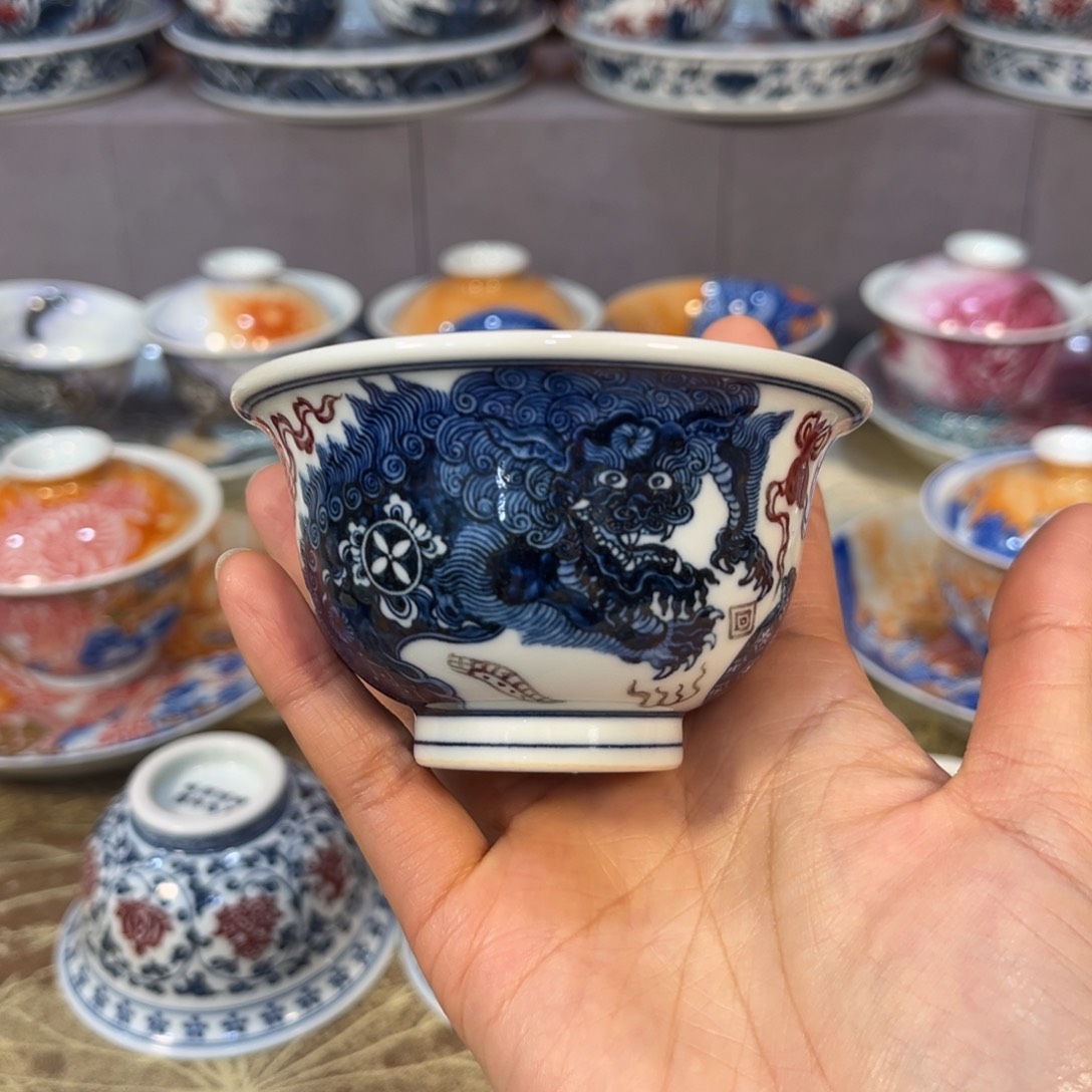 青花釉里红二代狮子压手