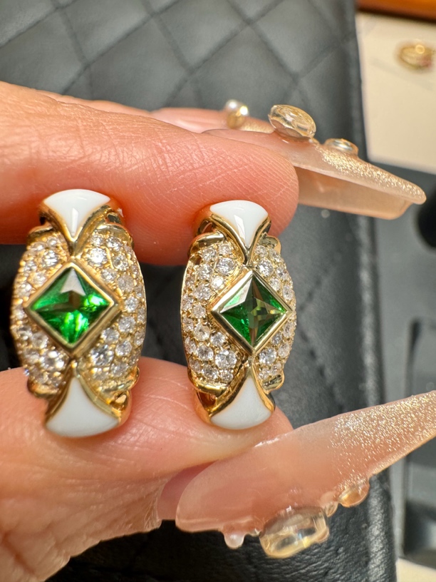 18k镶嵌时尚沙弗莱石榴石耳扣