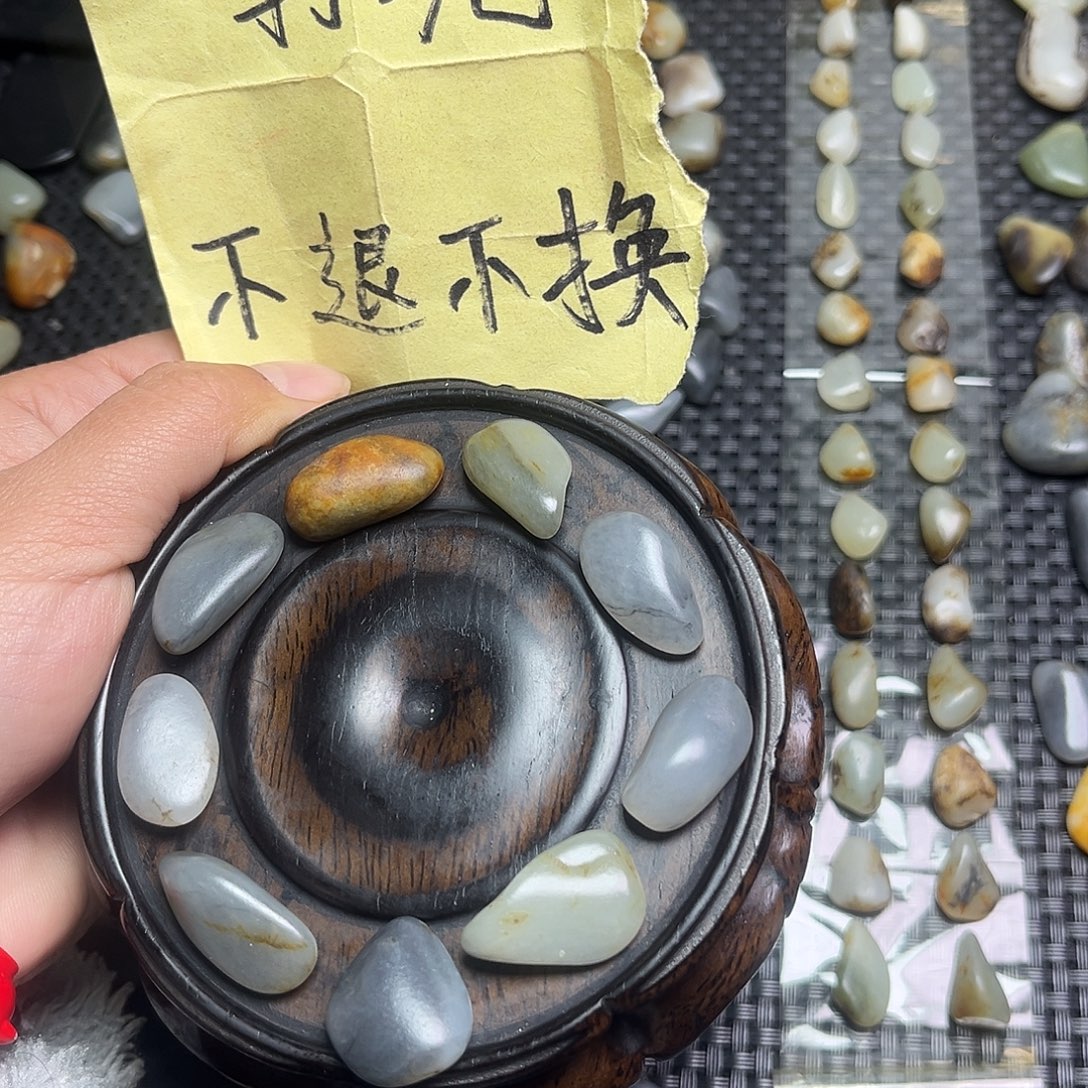 莫***山定制和田玉未镶嵌打孔不退不换