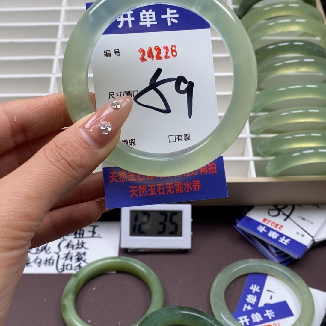 蛇纹石玉手镯未镶嵌