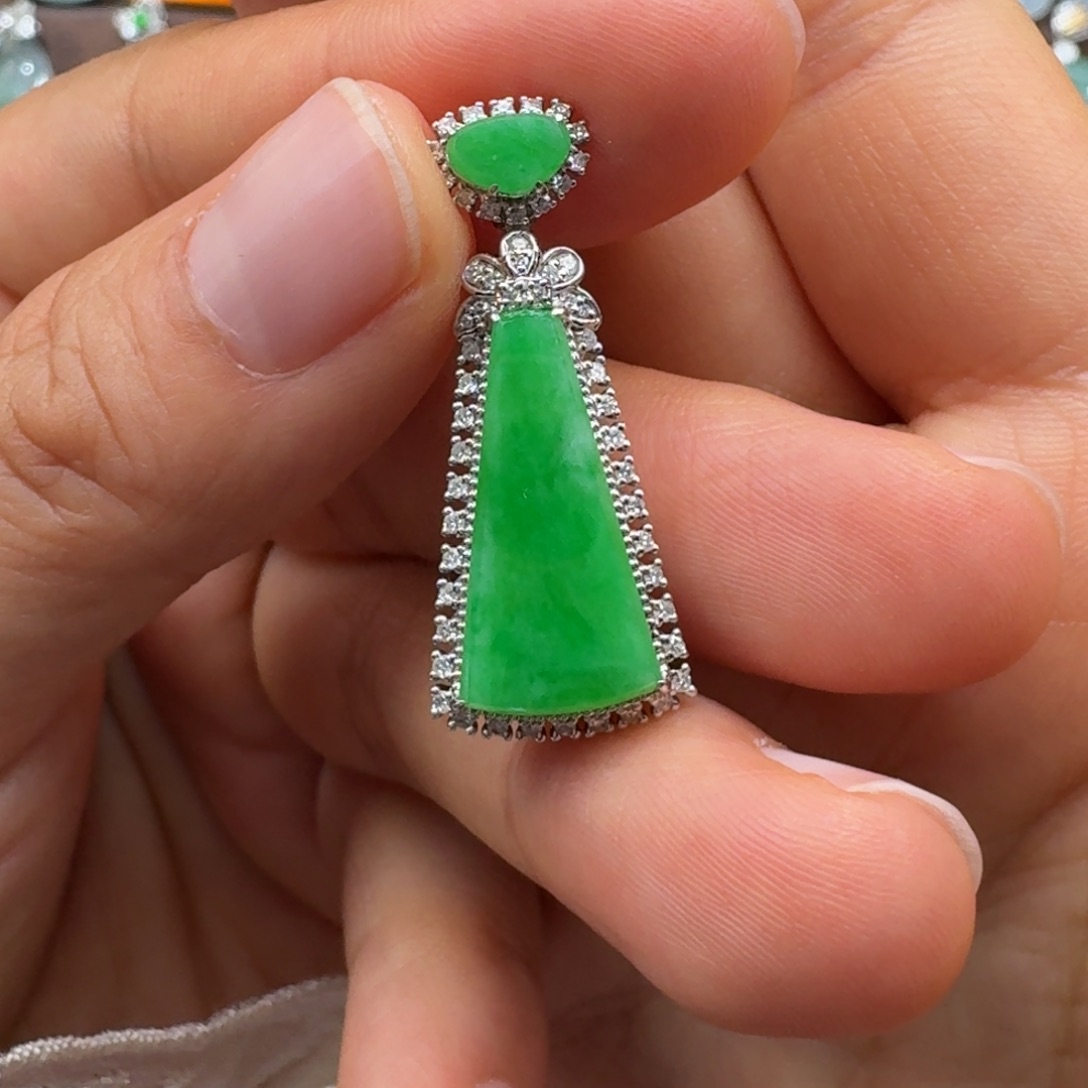 翡翠18K金镶嵌吊坠(赠链)冰种阳绿无事牌