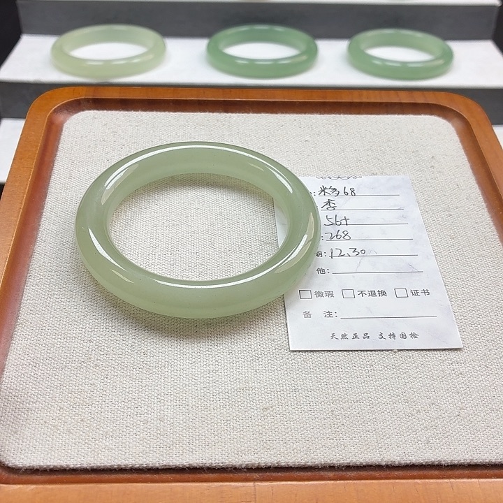 米***8石英质玉未镶嵌手镯