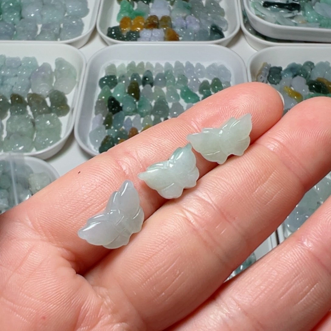 翡翠颈饰未镶嵌没****薇通孔蝴蝶一个