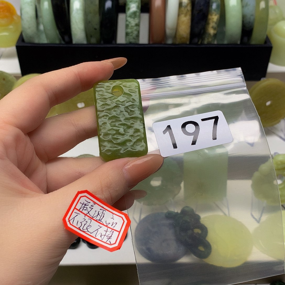 蛇纹石玉颈饰未镶嵌