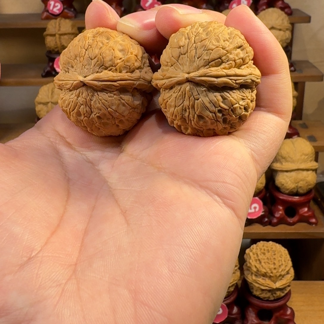 铁核桃把件龙鳞元宝