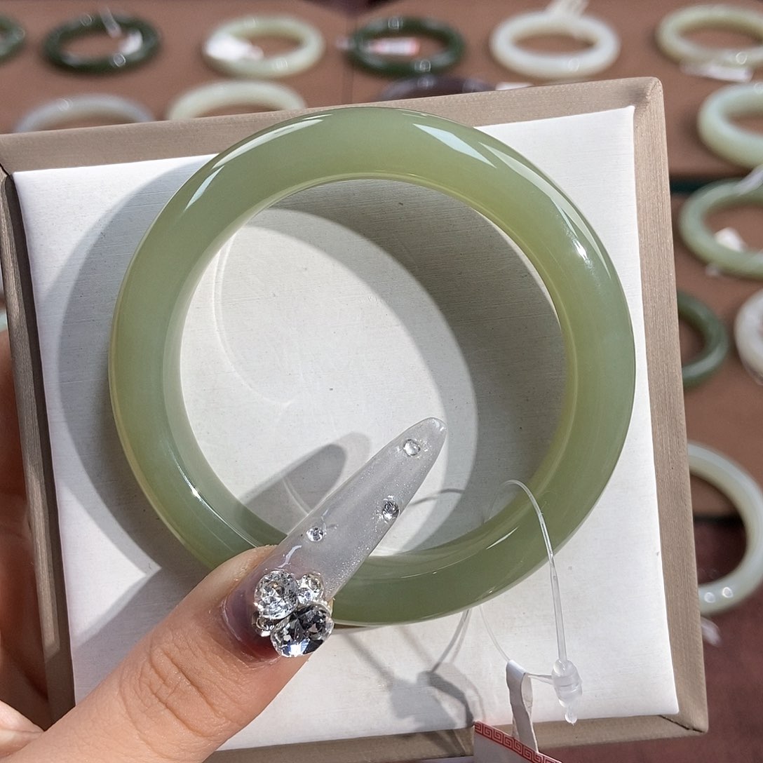 和田玉手镯未镶嵌