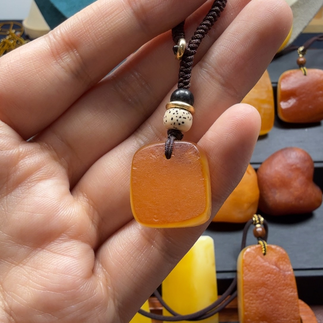 琥珀吊坠(赠链)未镶嵌