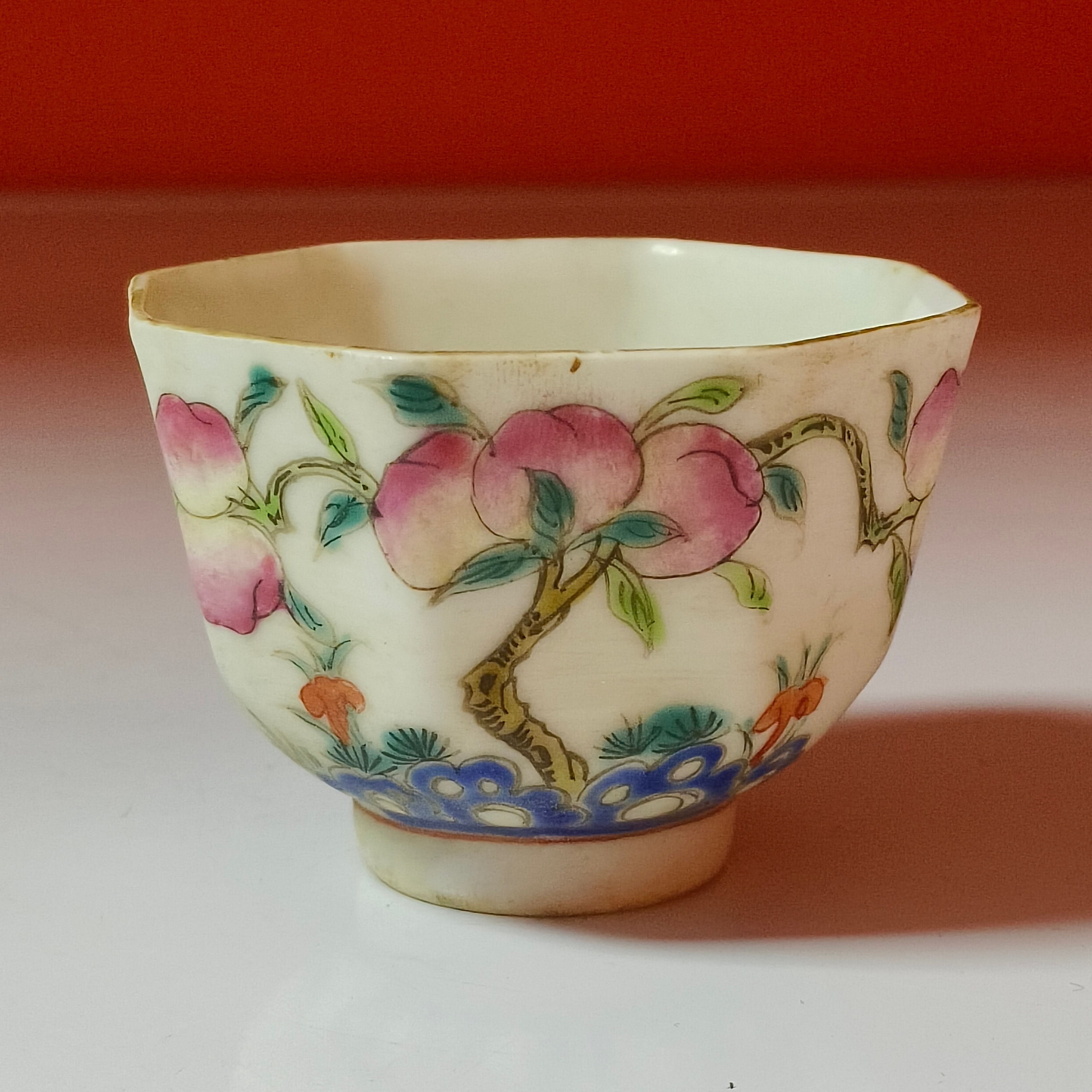 清晚期 粉彩庭院花果纹八棱杯