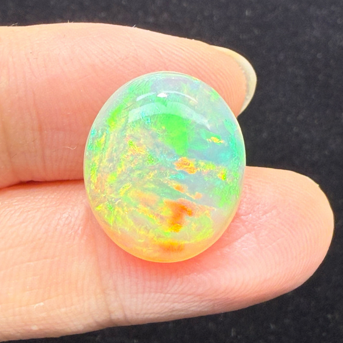 9.45ct天然彩欧泊裸石，尺寸17.9*15.2*7.2mm，颜色美艳，油画般色彩