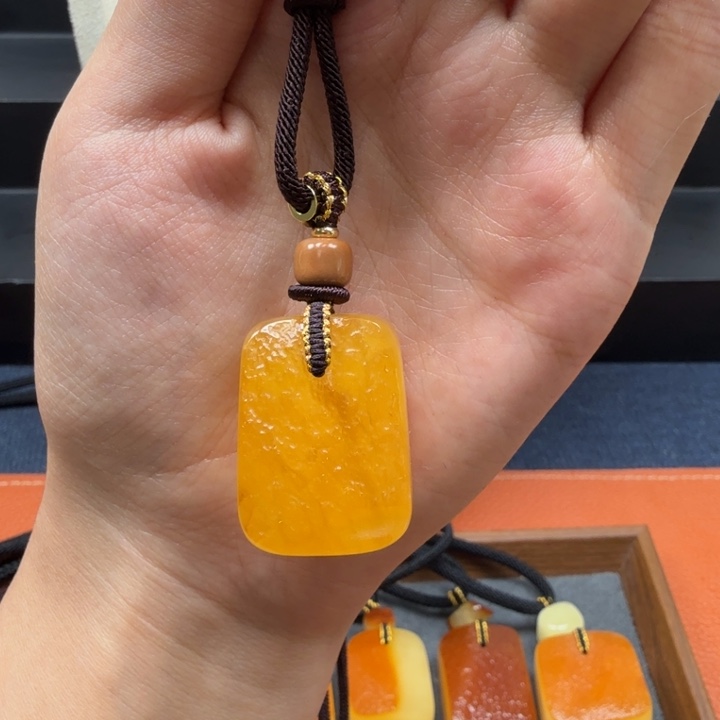 蜜蜡未镶嵌吊坠(赠链)