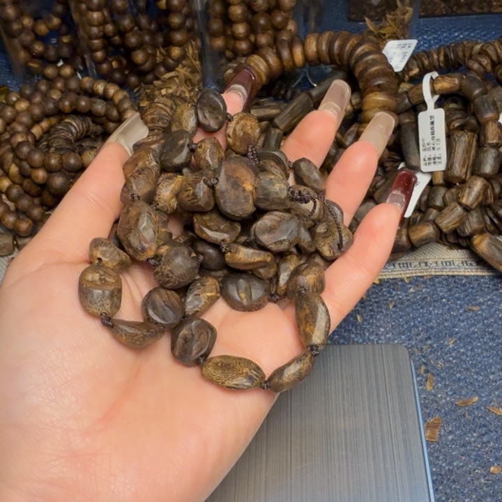 树脂制品寒****)白奇沉水树丁