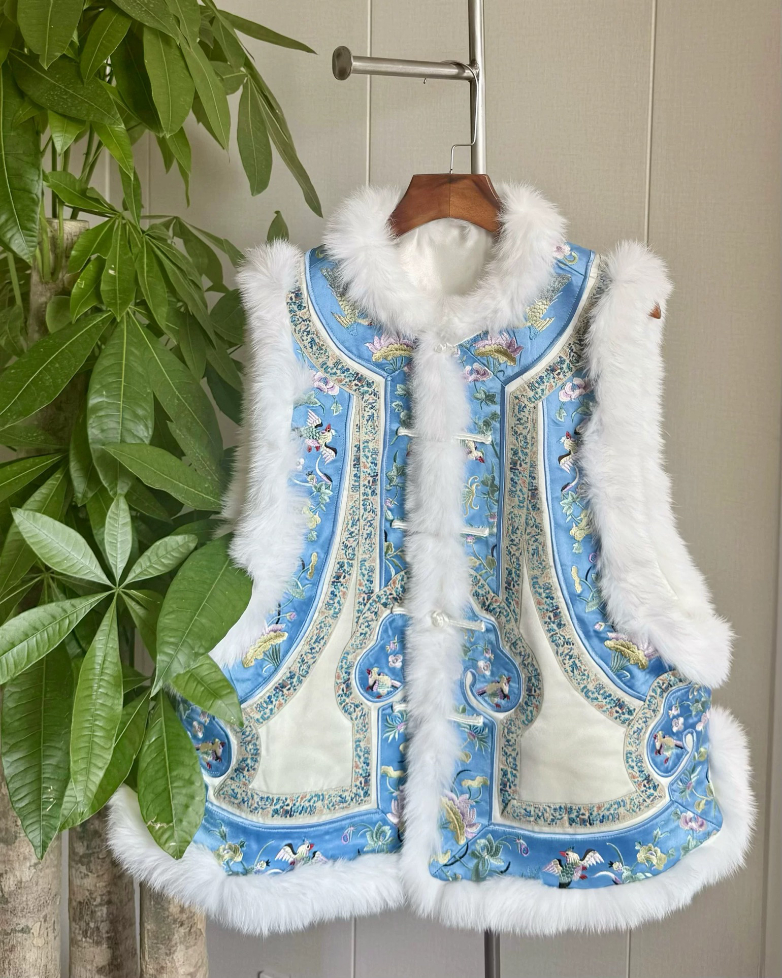 5881冬季醋酸重工刺绣兔毛边国风开衫对襟马甲坎肩