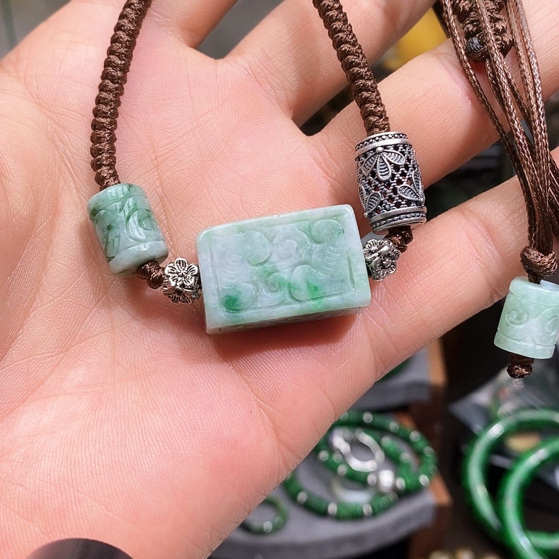 翡翠未镶嵌颈饰漂亮美眉