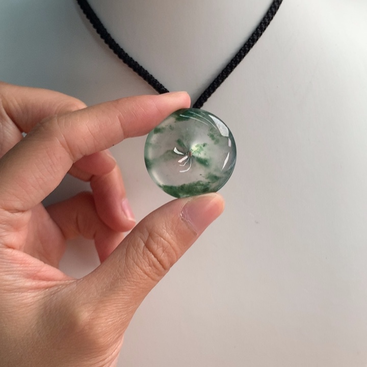 翡翠挂件未镶嵌…..