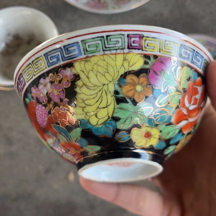 八九十年代高岭土盘碗碟有矿点有瑕疵黑底万花饭碗